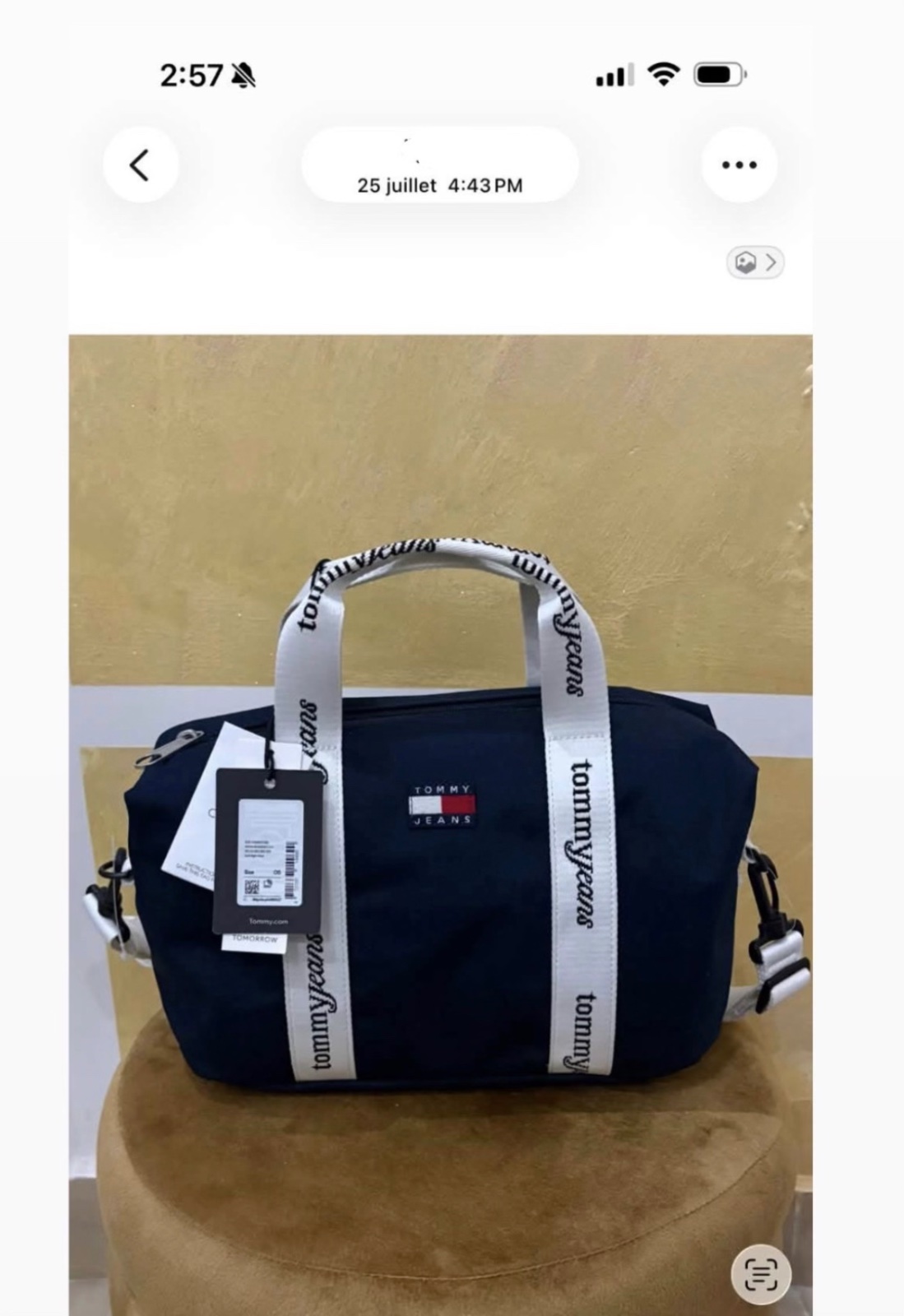 Sac fourre-tout Tommy Jeans en tissu bleu marine, caractérisé par ses poignées blanches ornées du logo répété de la marque acheté le 25 juillet 2026