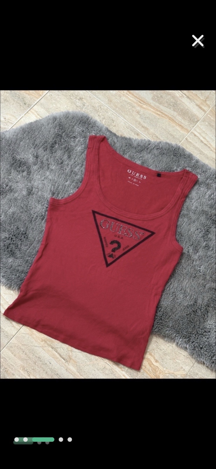 Débardeur Guess rouge arbore un logo triangle emblématique orné de strass