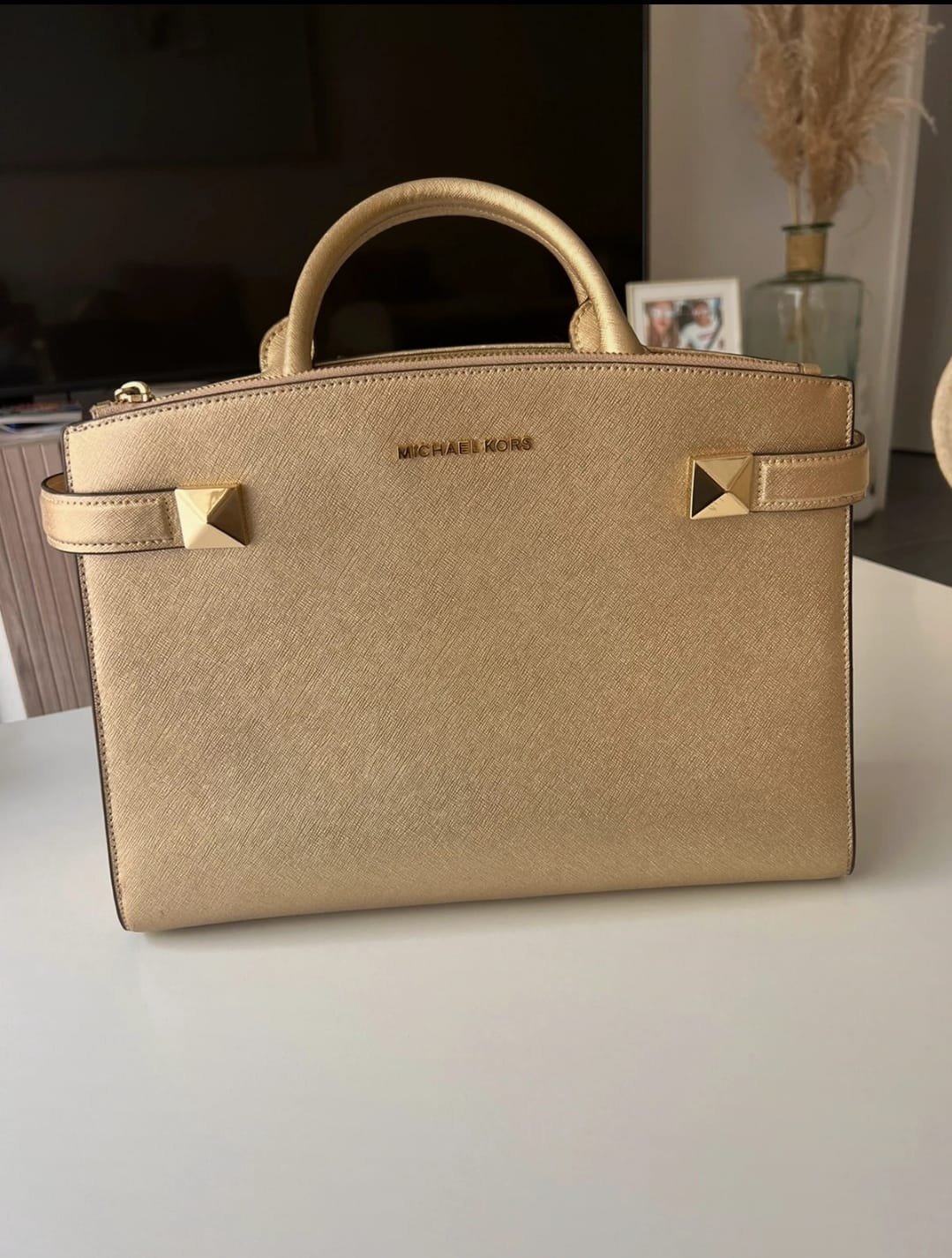 Sac à main  authentique la marque Michael Kors  doré en cuir