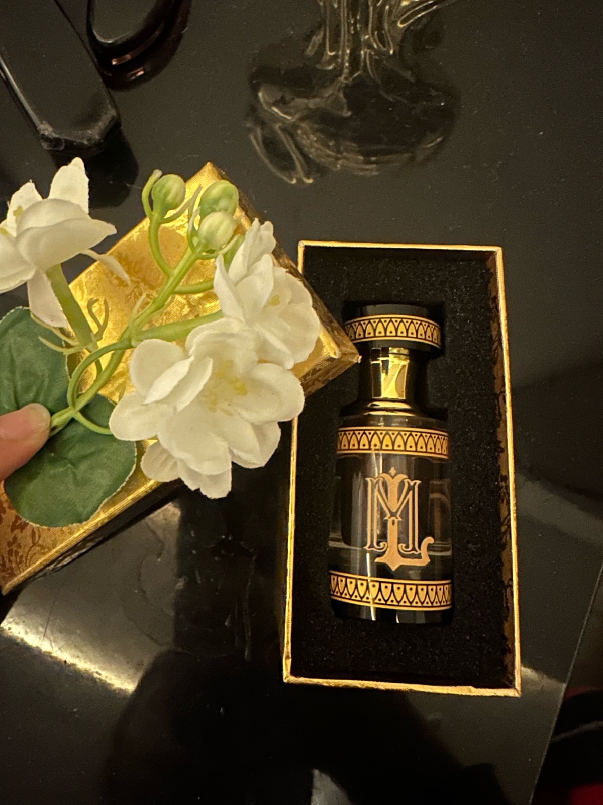 عطر طبيعي فاخر للجنسين 