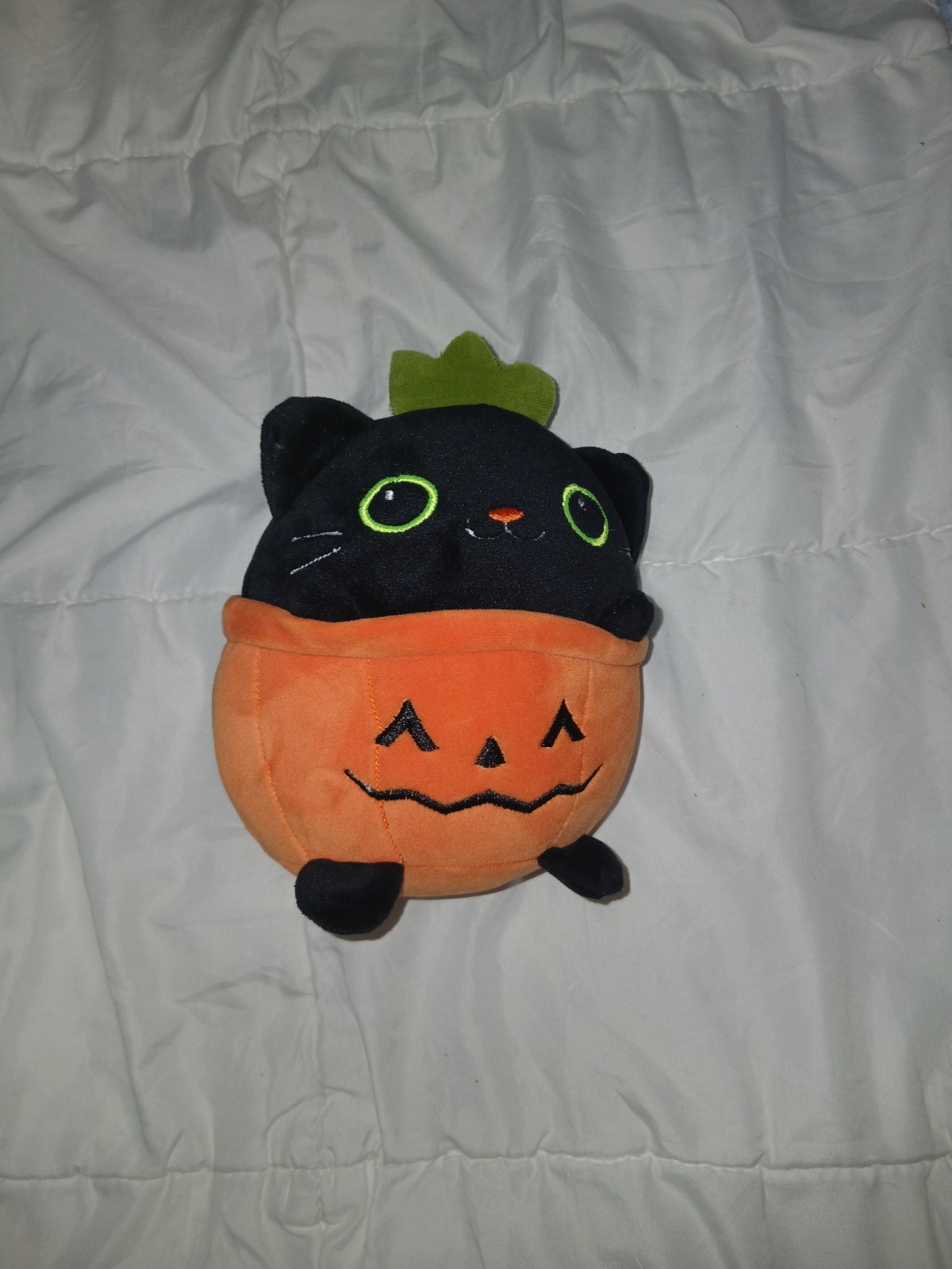 Squishmallow Halloween – Chat noir avec bonnet citrouille