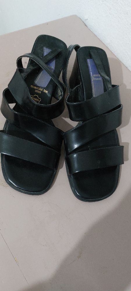 Sandale 100% vrai cuir de la marque Laura Pisani 