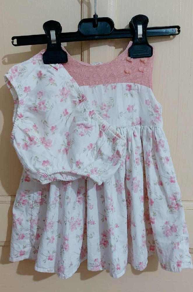 Robe fillette fleurie avec une touche doré +culotte 