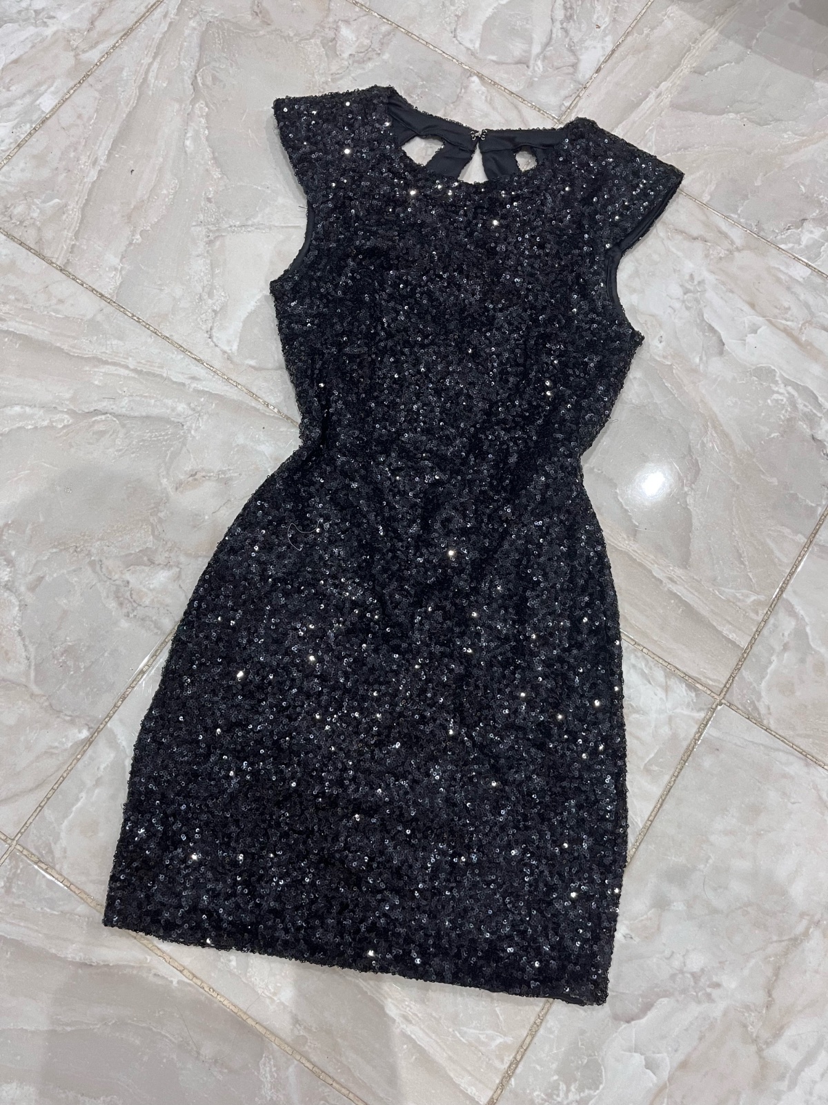 Mini-robe de soirée noire à sequins de la marque Eva and lola