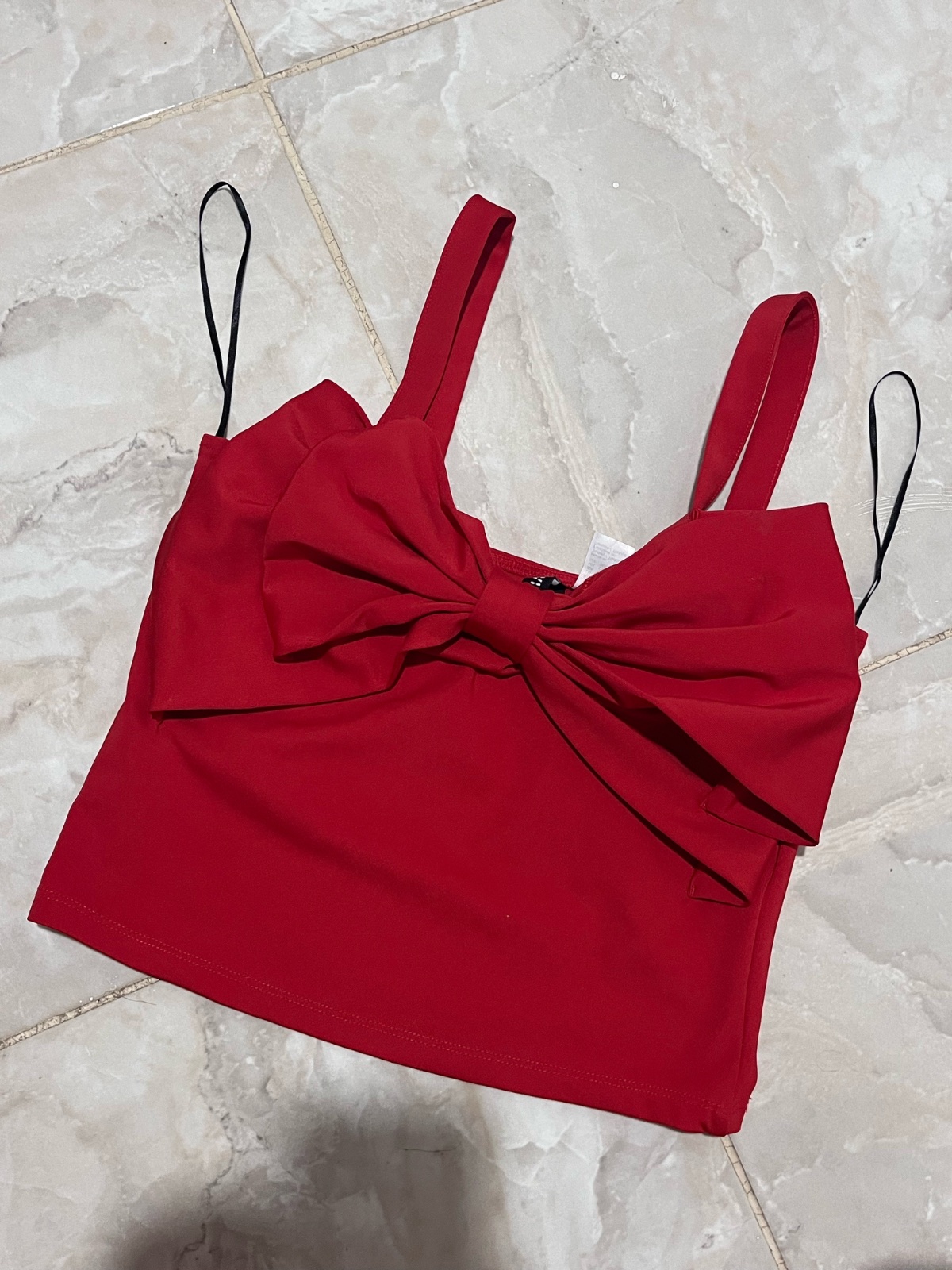 Crop top rouge de chez h&m 