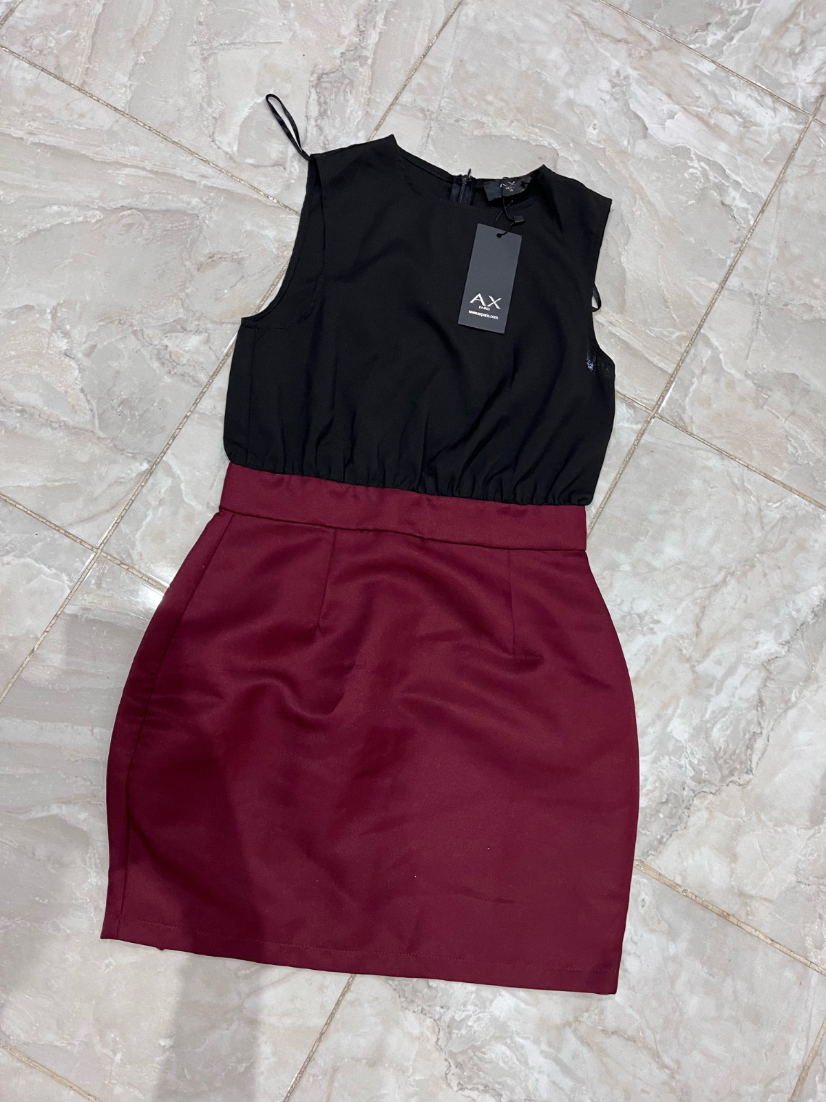 Robe courte sans manches bicolore de la marque AX Paris