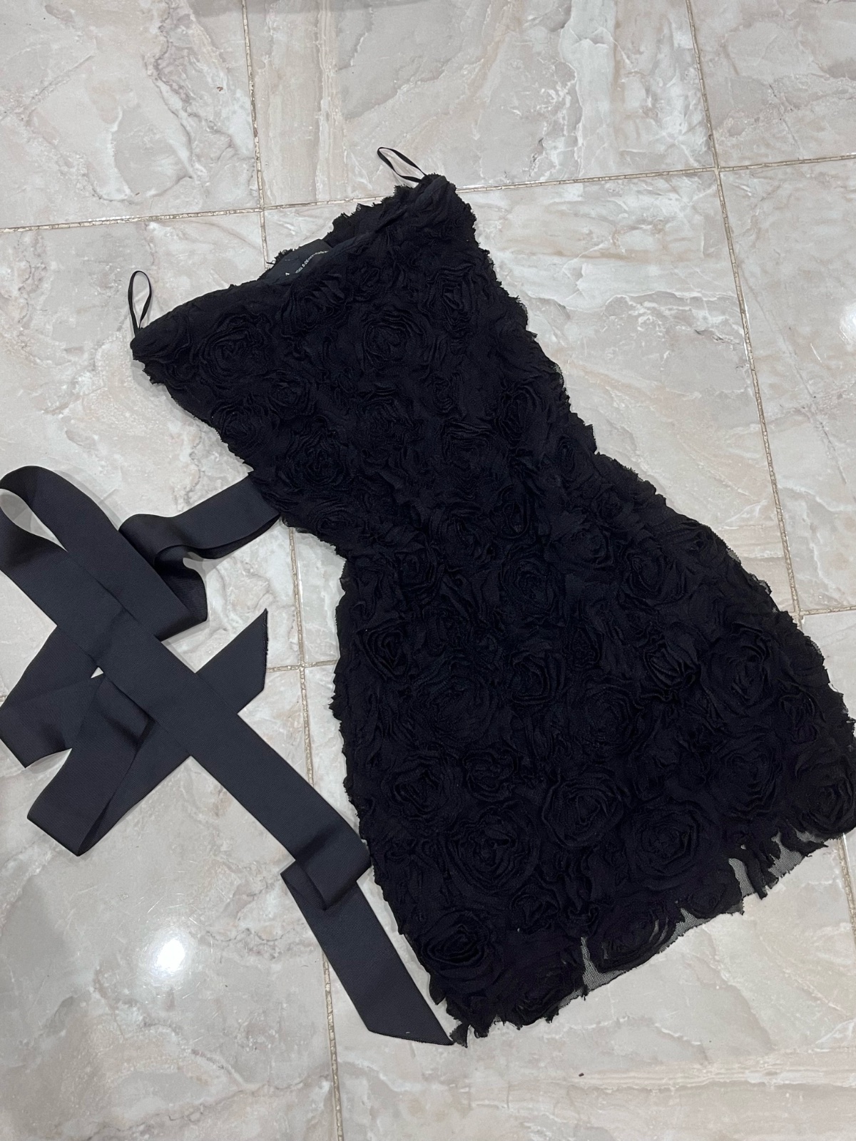 Mini robe noir floral 3d de chez zara