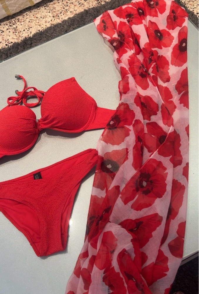 Total look plage 🌹deux pieces de la marque Etam avec un cache(sans marque) taille 36 et 38 