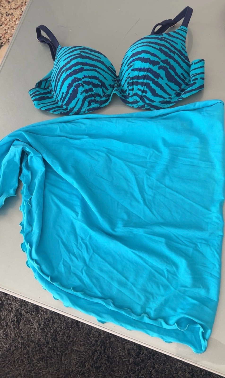 Le haut d un bikini et un cache
