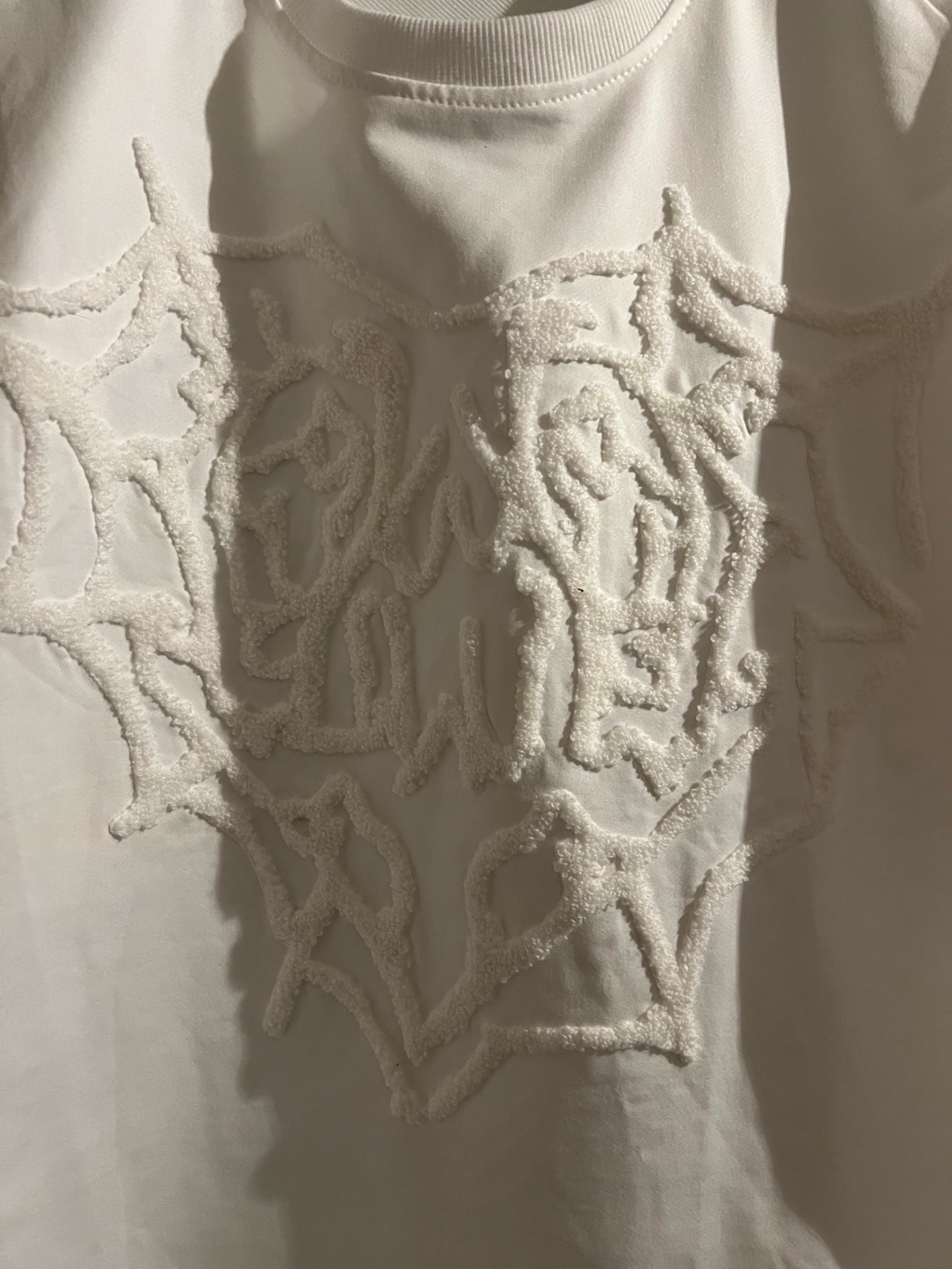 Maillot blanc avec un design