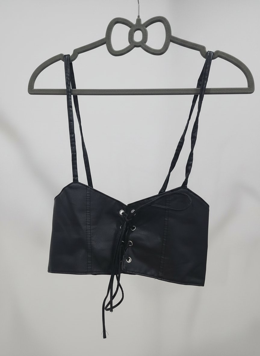 Crop top noir en simili cuir