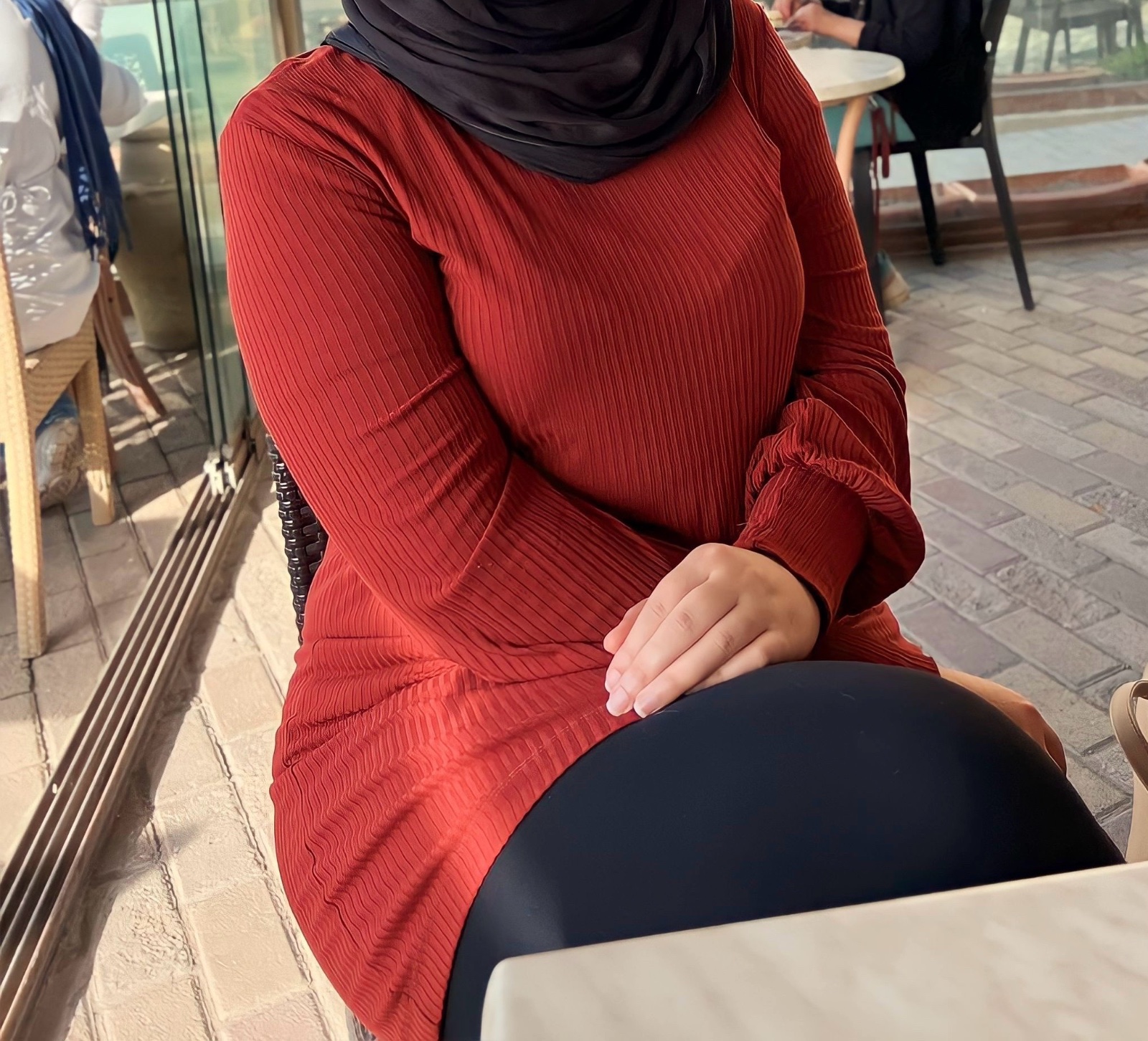 Robe mi-longue en maille côtelée couleur brique, style épuré