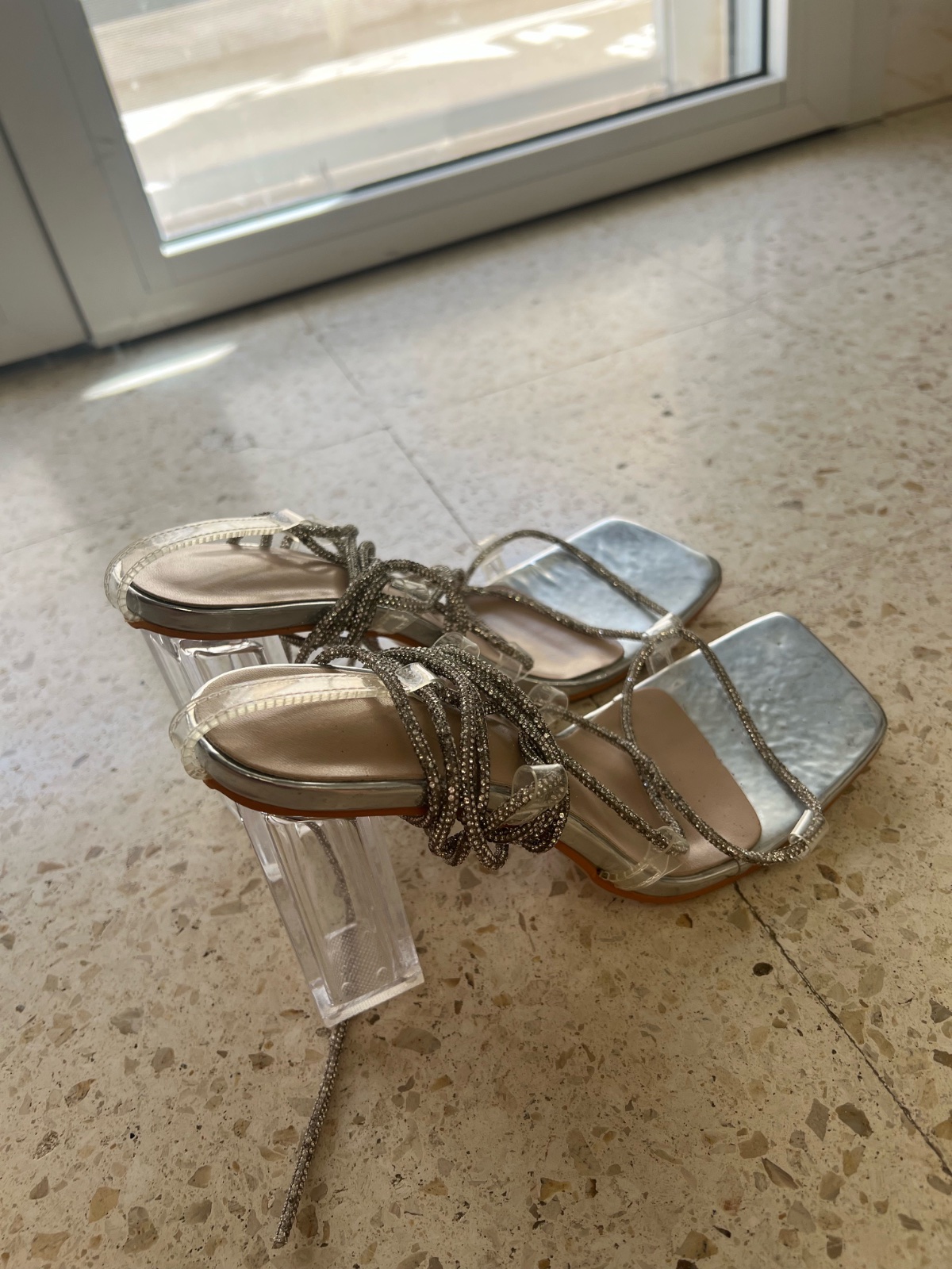 2 talons et des baskets (ensemble )