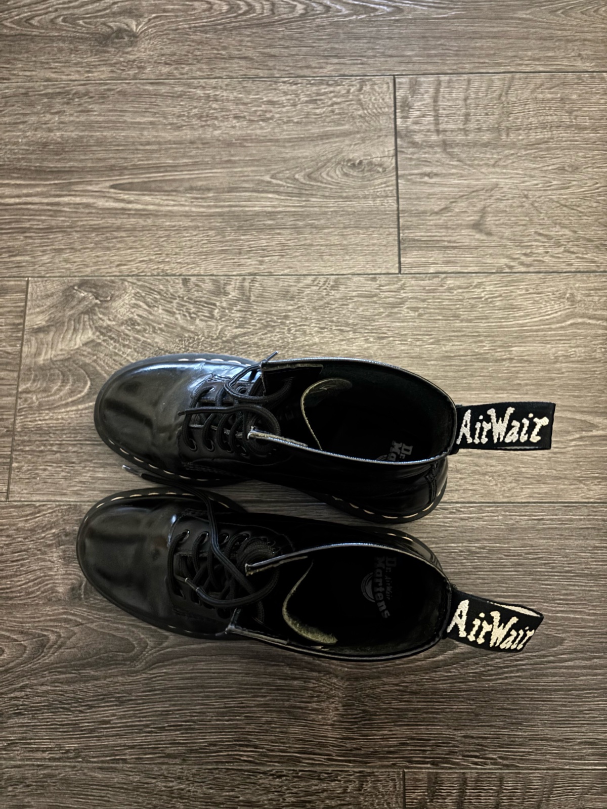 Dr Martens Bottes à lacets en cuir lisse avec surpiqûres blanches