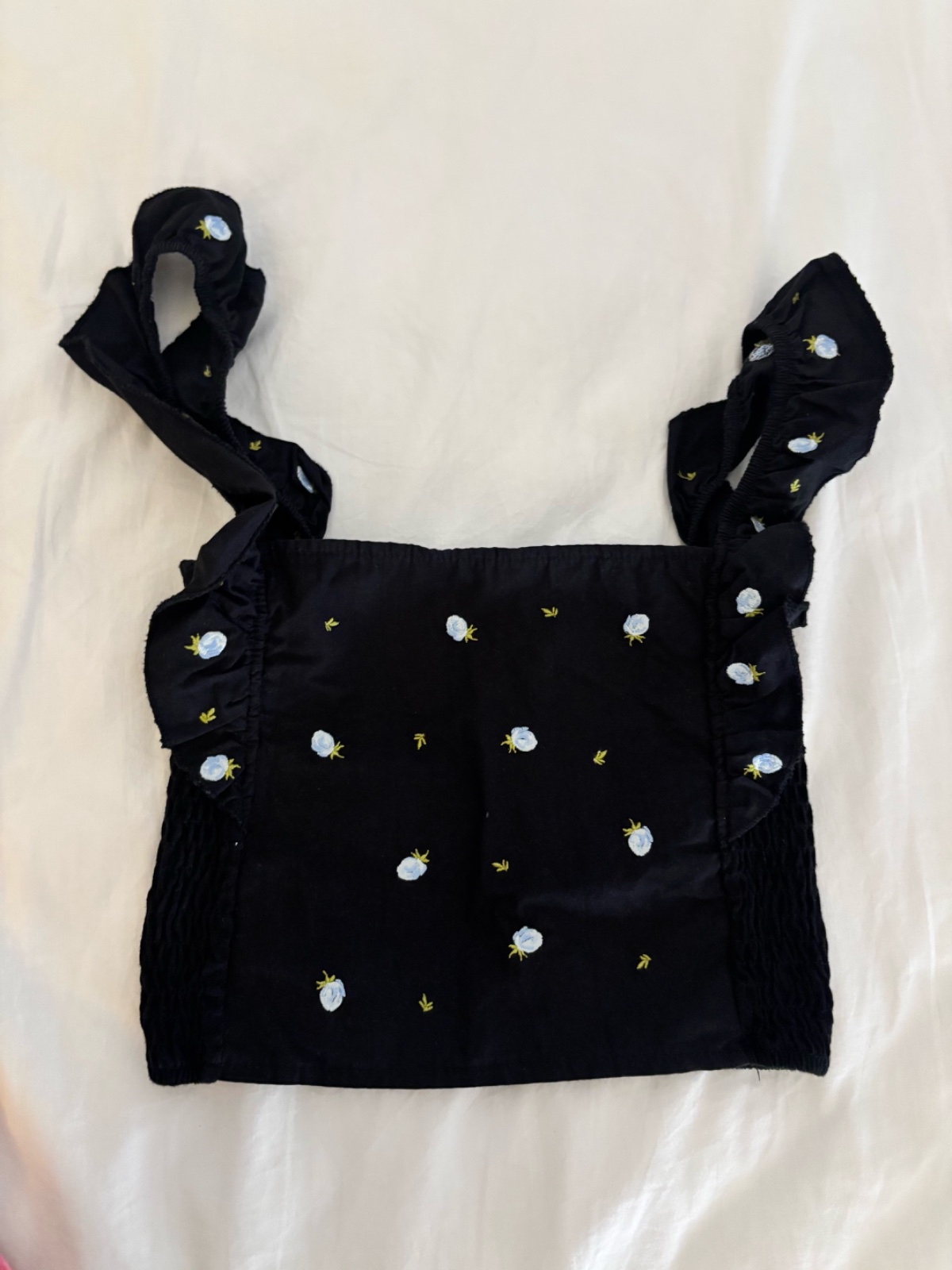 Top noir bandeau à manches volantées 