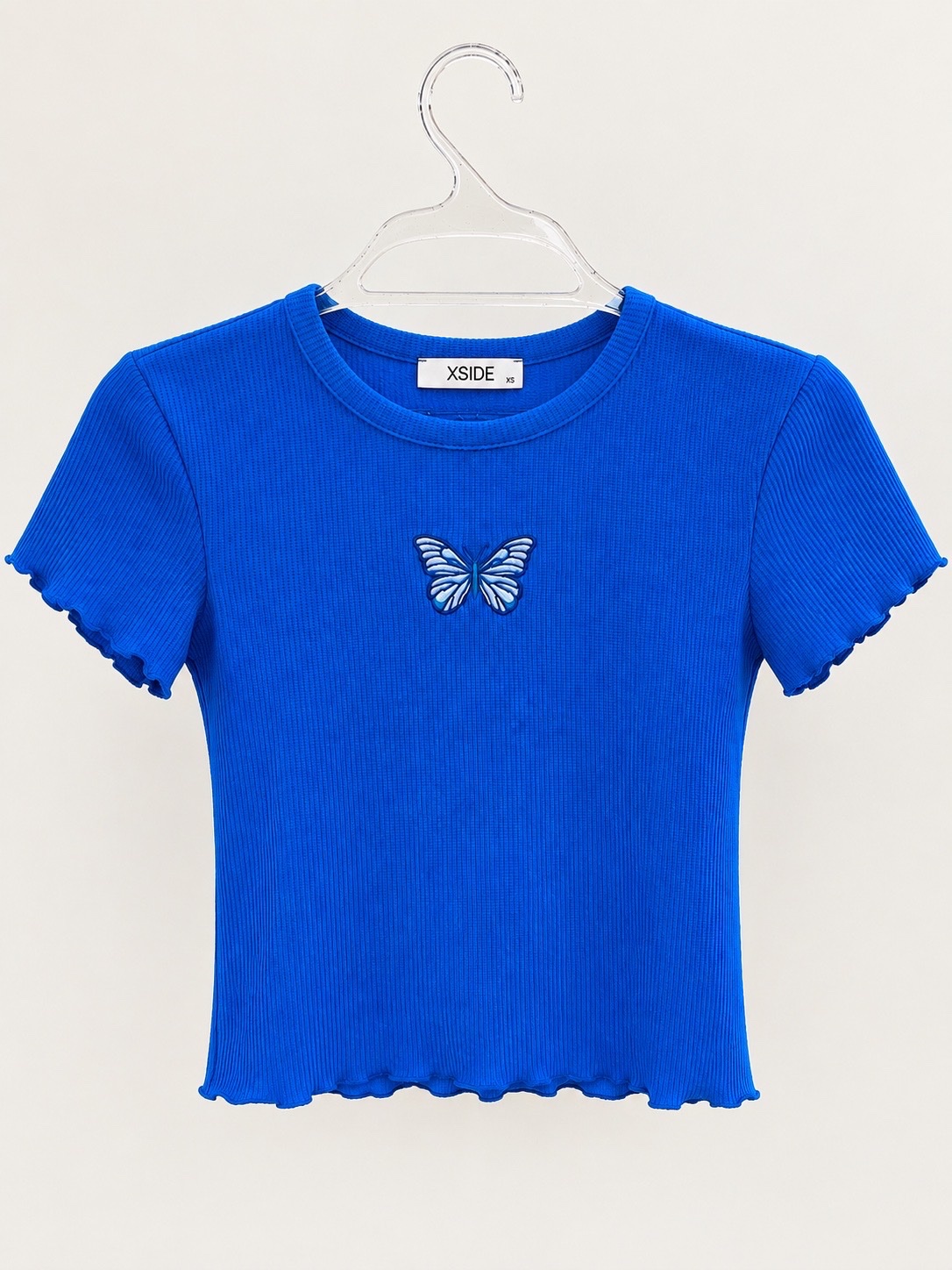 T-shirt bleu côtelé avec papillon