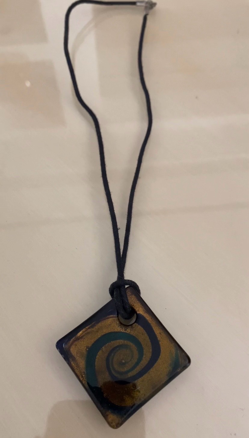 Collier avec pendentif carré en verre