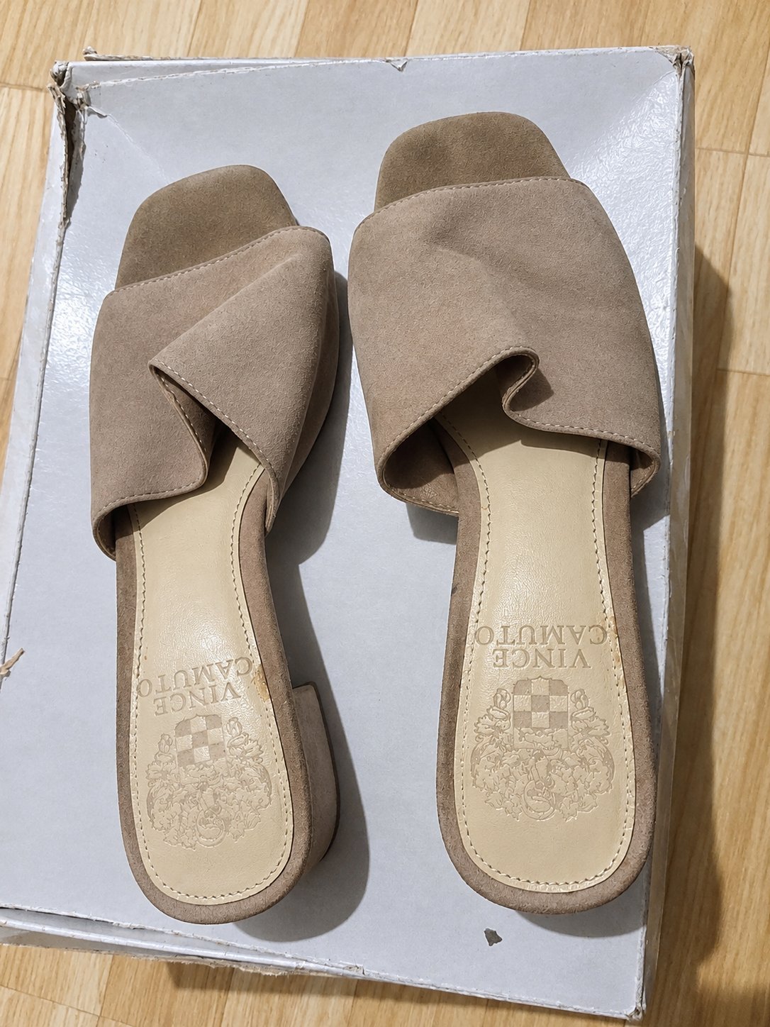 Mules Vince Camuto beige suédine talon carré, pointure 36.5