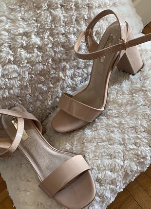Sandales Primark nude vernies talon carré, pointure 37