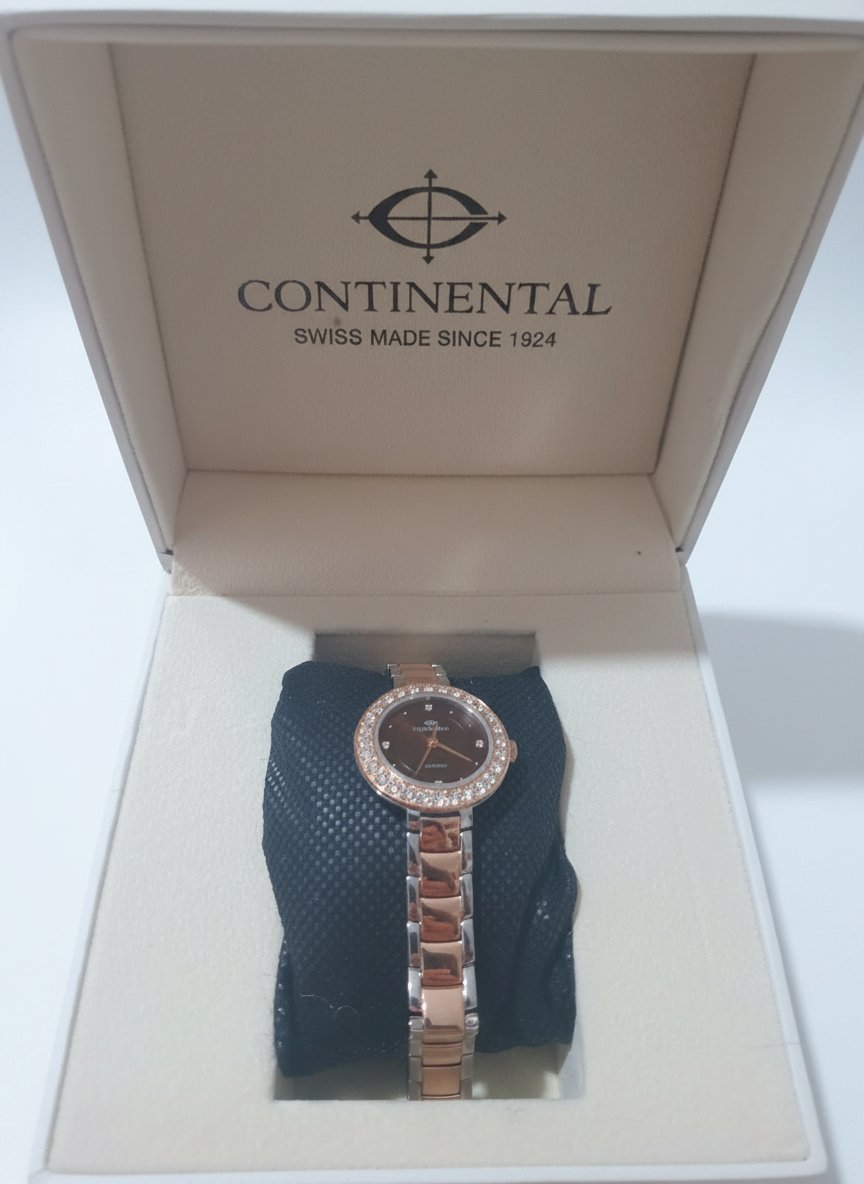 Une Montre à main doré avec des perles 