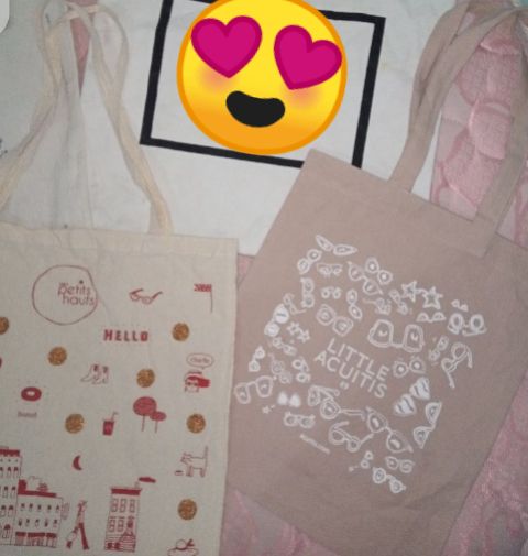 2 tote bags