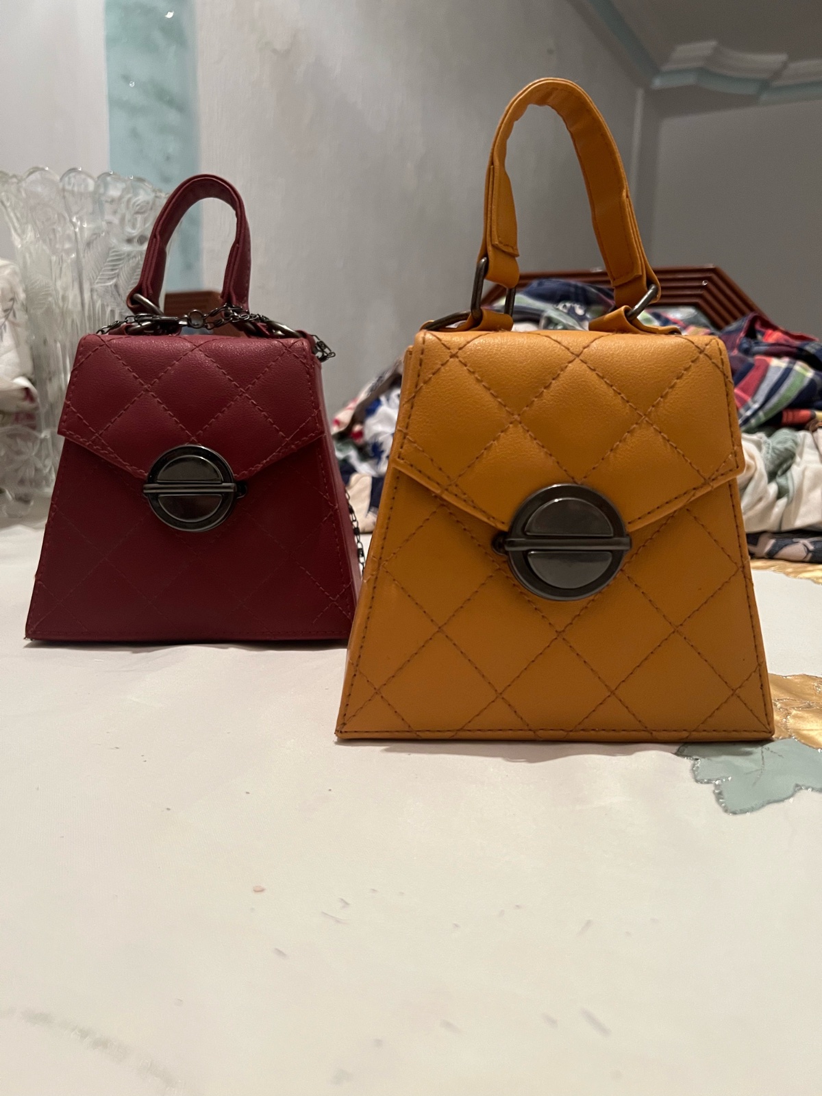 Deux sacs jaune et rouge