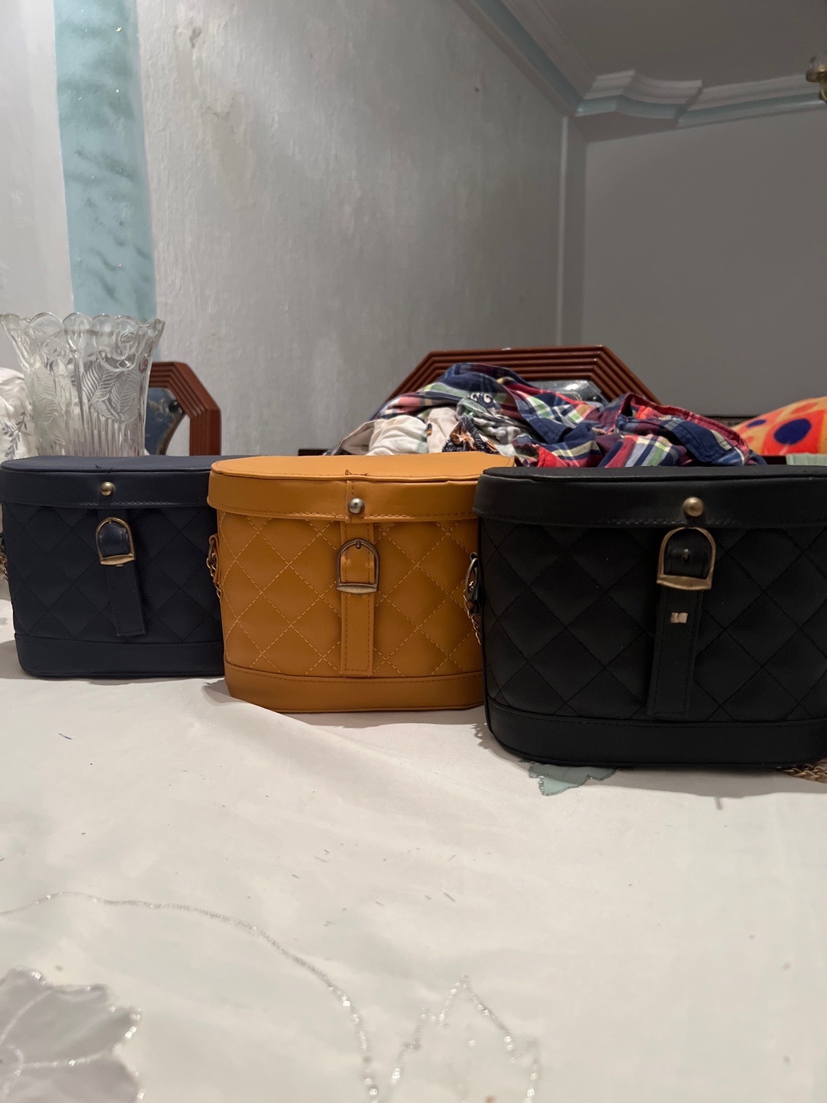 3 sacs noir et jaune et bleu