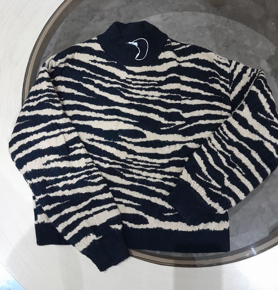 Pull en laine neuf jamais porté tres chaude et de qualité 