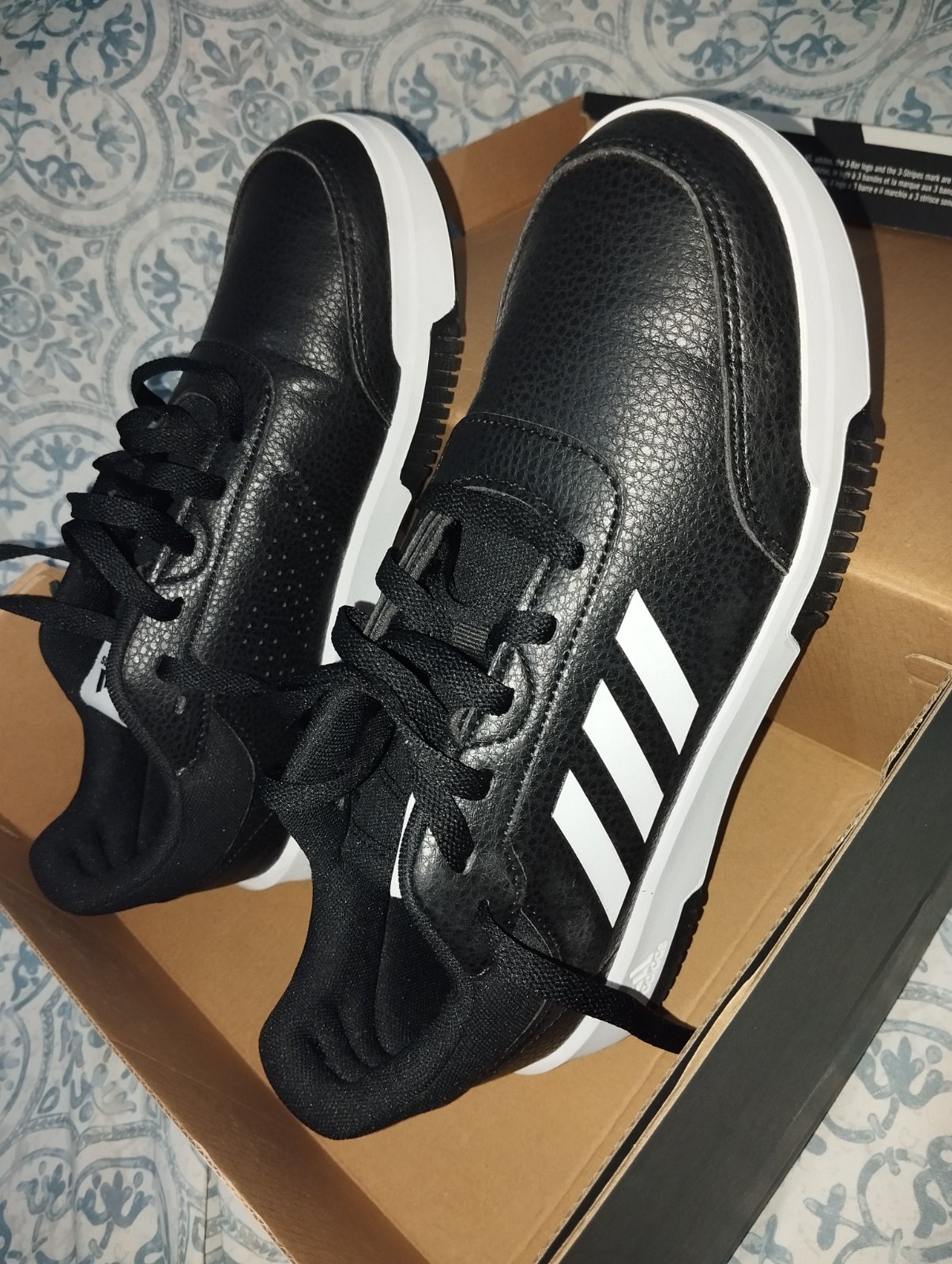 Baskets Adidas original jamais porté pointure 40