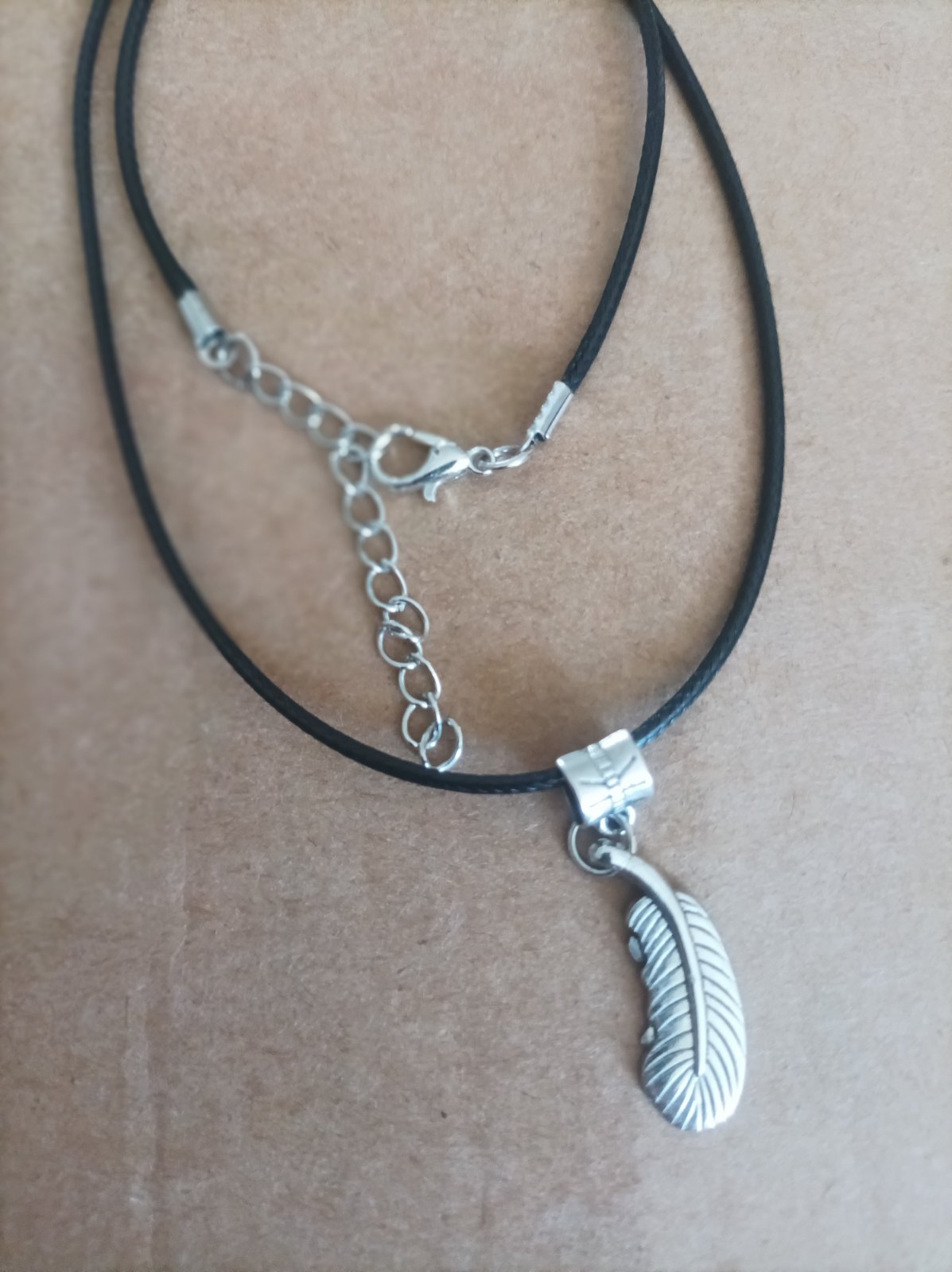 Collier avec pendantif plume
