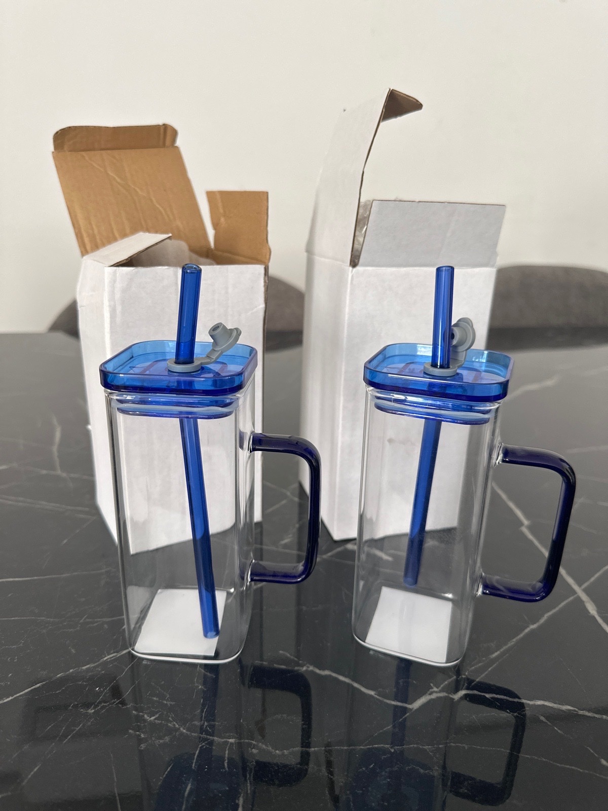 Lot de 2 mugs en verre + couvercles en verre + pailles en verre neuf jamais utilisé