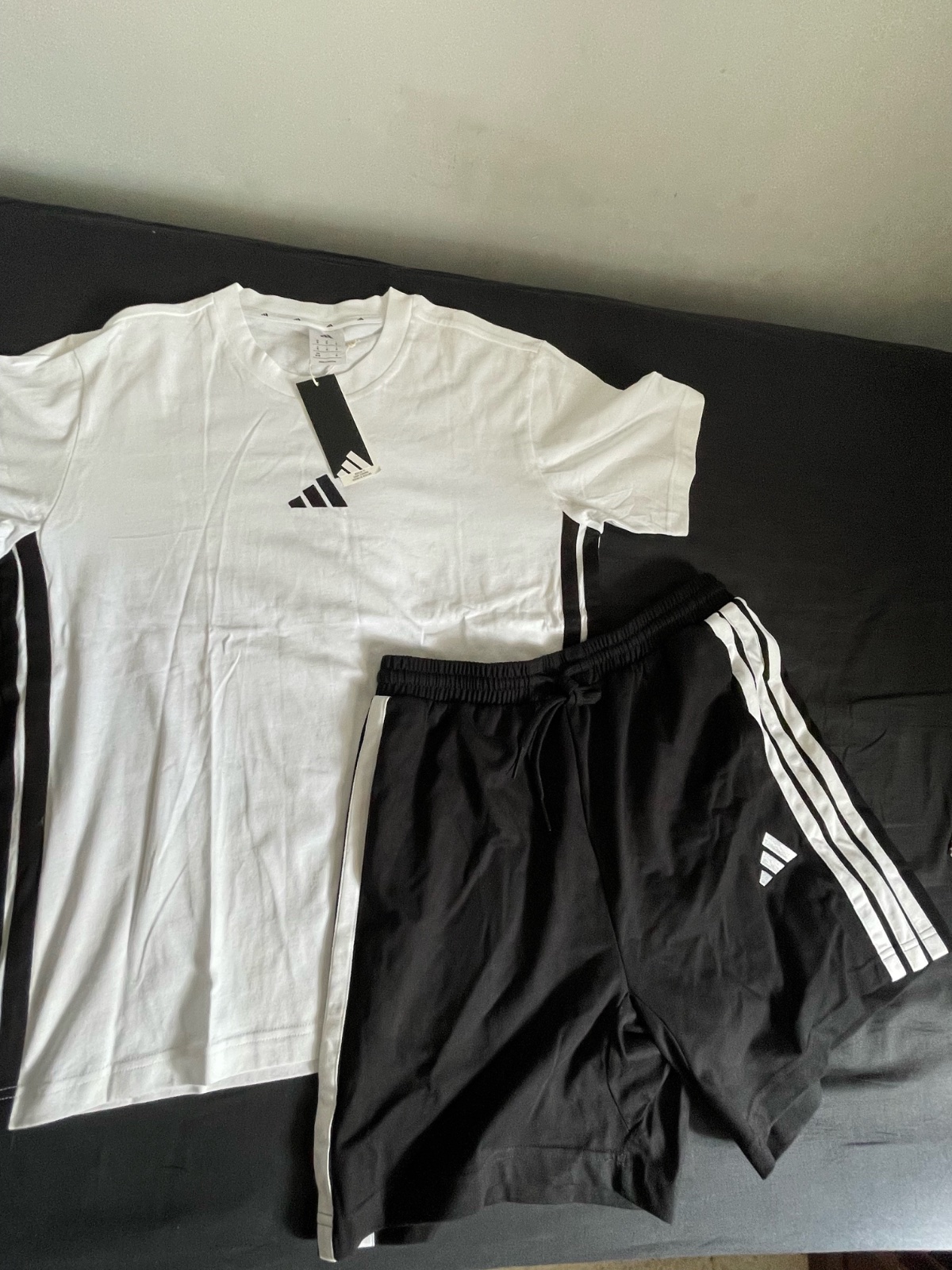 Tenue adidas t-shirt et short 