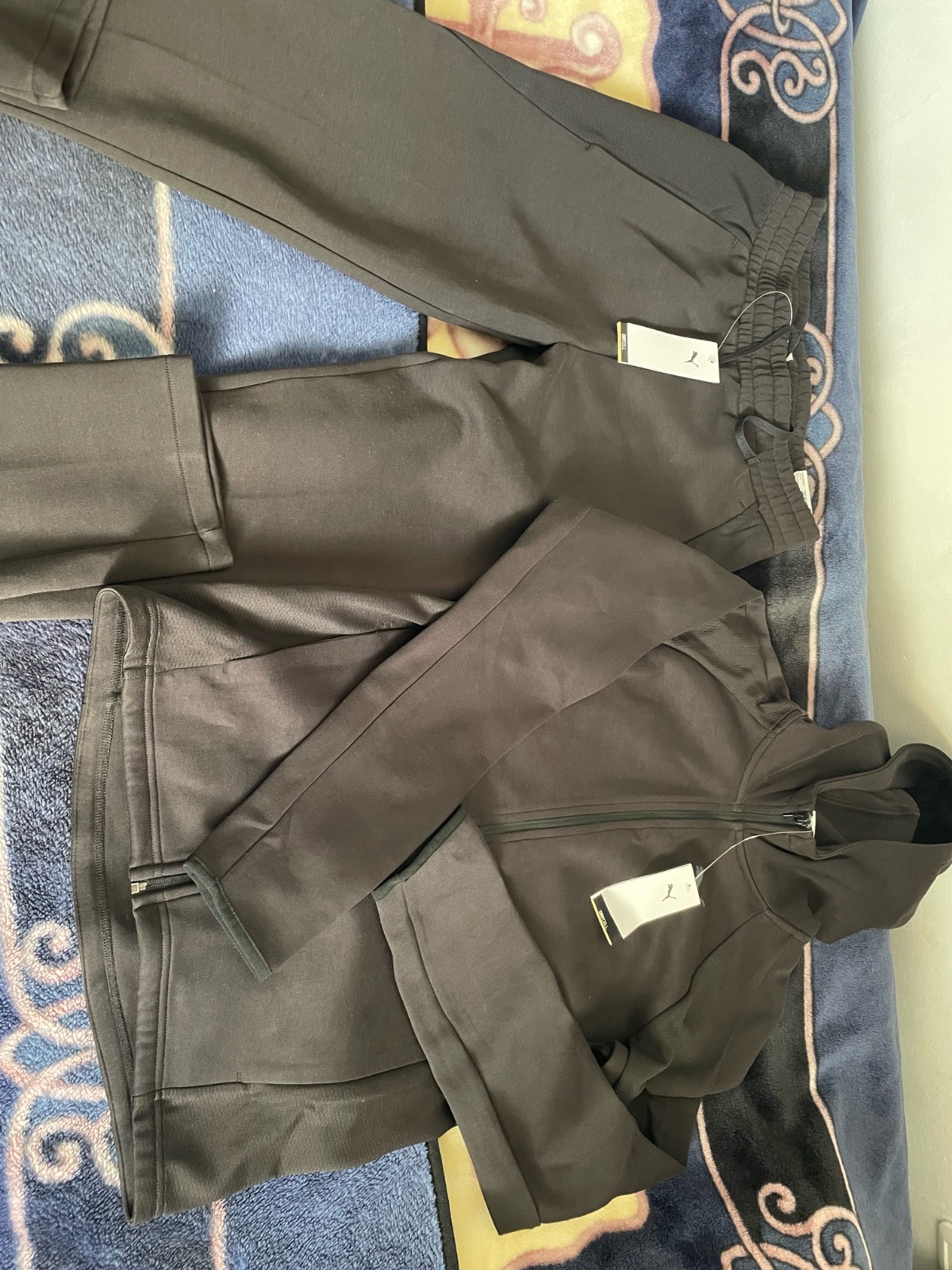 Survetement compléte Puma noir taille M et taille L 