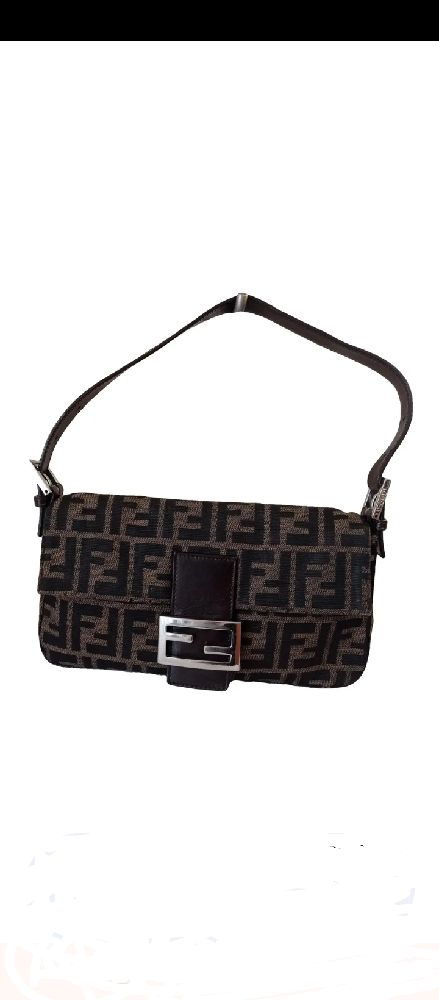 حقيبة فندي "باغيت" – نقشة مونوغرام "زوكا" الكلاسيكية (Vintage) ​أيقونة الموضة من دار فندي (Fendi)، حقيبة "باغيت" الشهيرة بنقشة المونوغرام (Zucca) باللونين البني والأسود. قطعة كلاسيكية خالدة تمنحك إطلالة راقية وعصرية في آن واحد