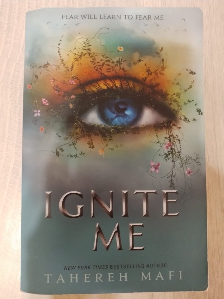 Livre " Ignite Me " 📖