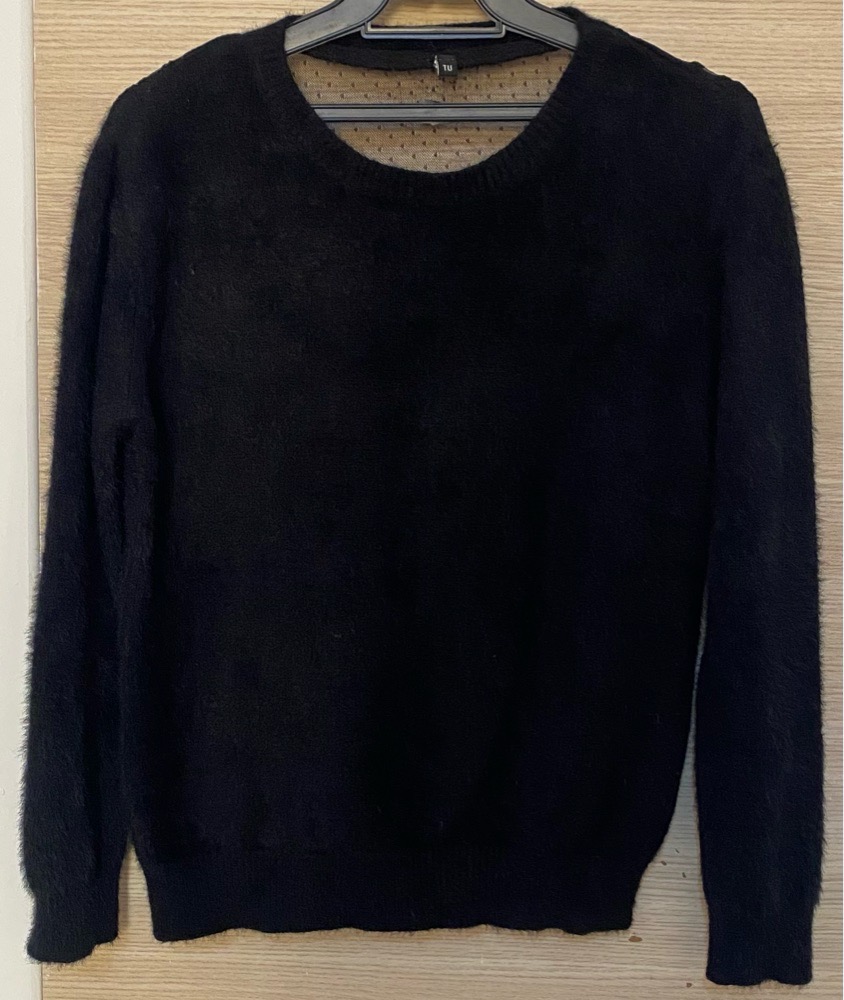 Pull pour hiver en noir avec motif 