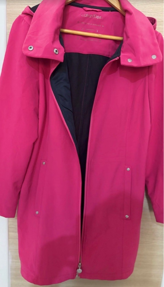 Manteau coupe vent calvin klein en rose fushia tendance état neuf avec capuche une note les manches fihom 3atfa men dekhel inapparente