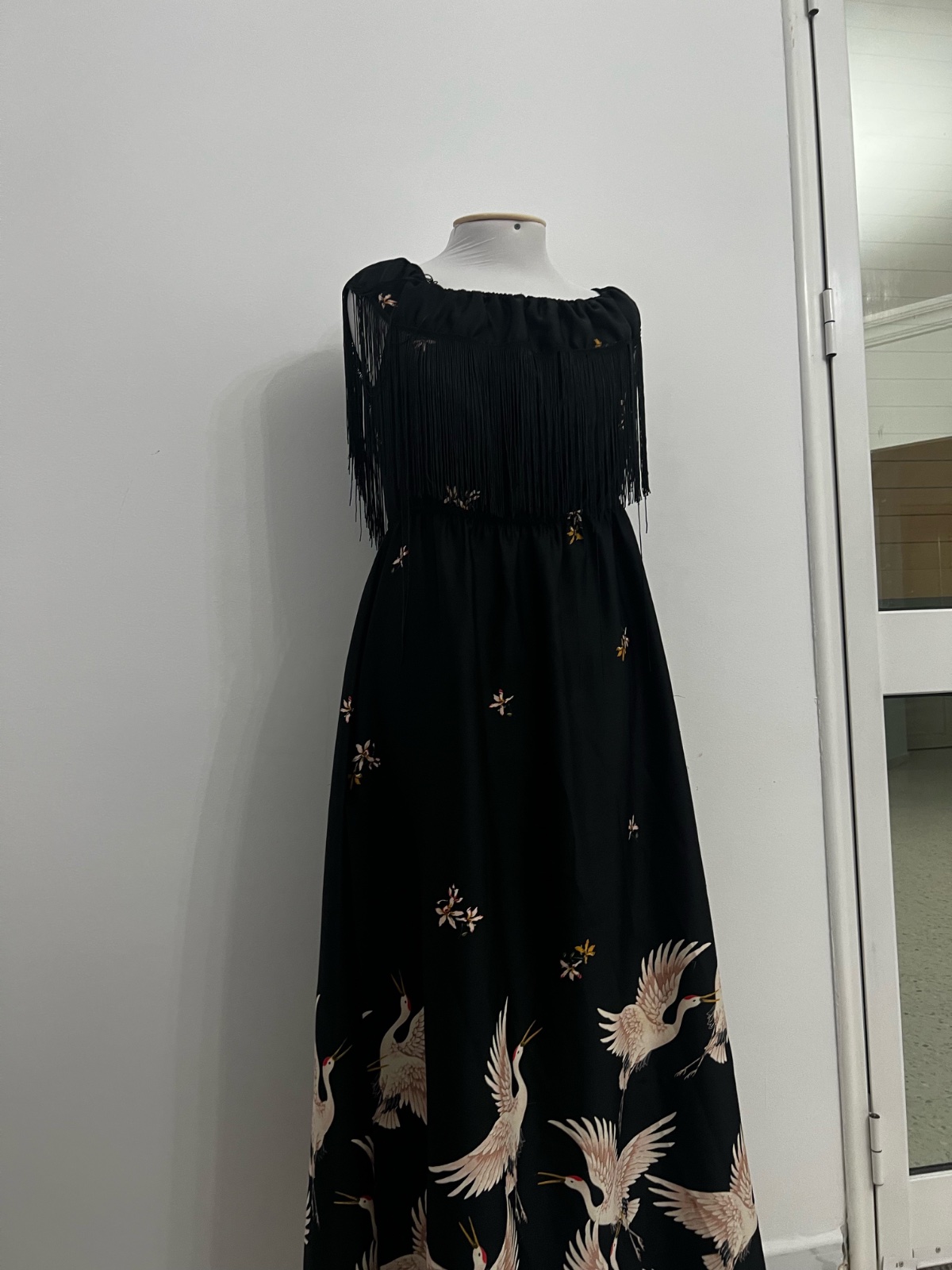 Robe satin noire avec motif 