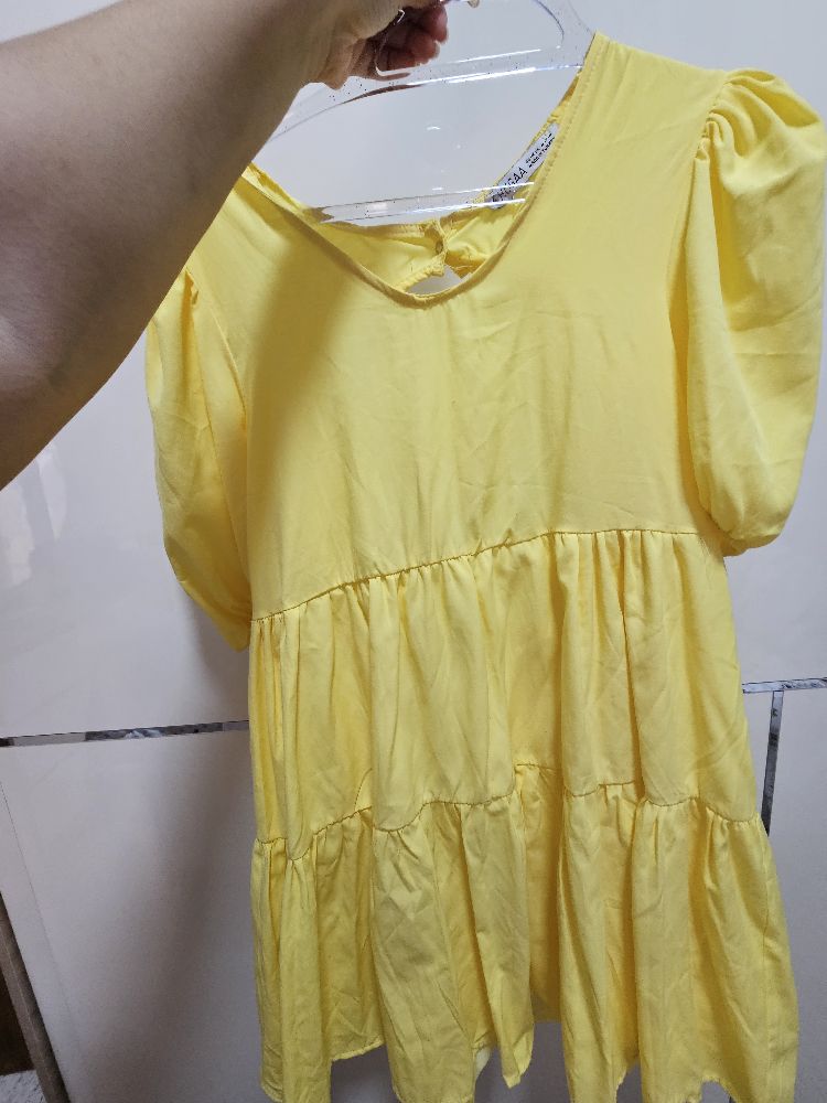 Robe en jaune neuf 