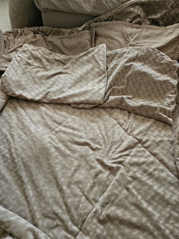 Couvre lit en beige 