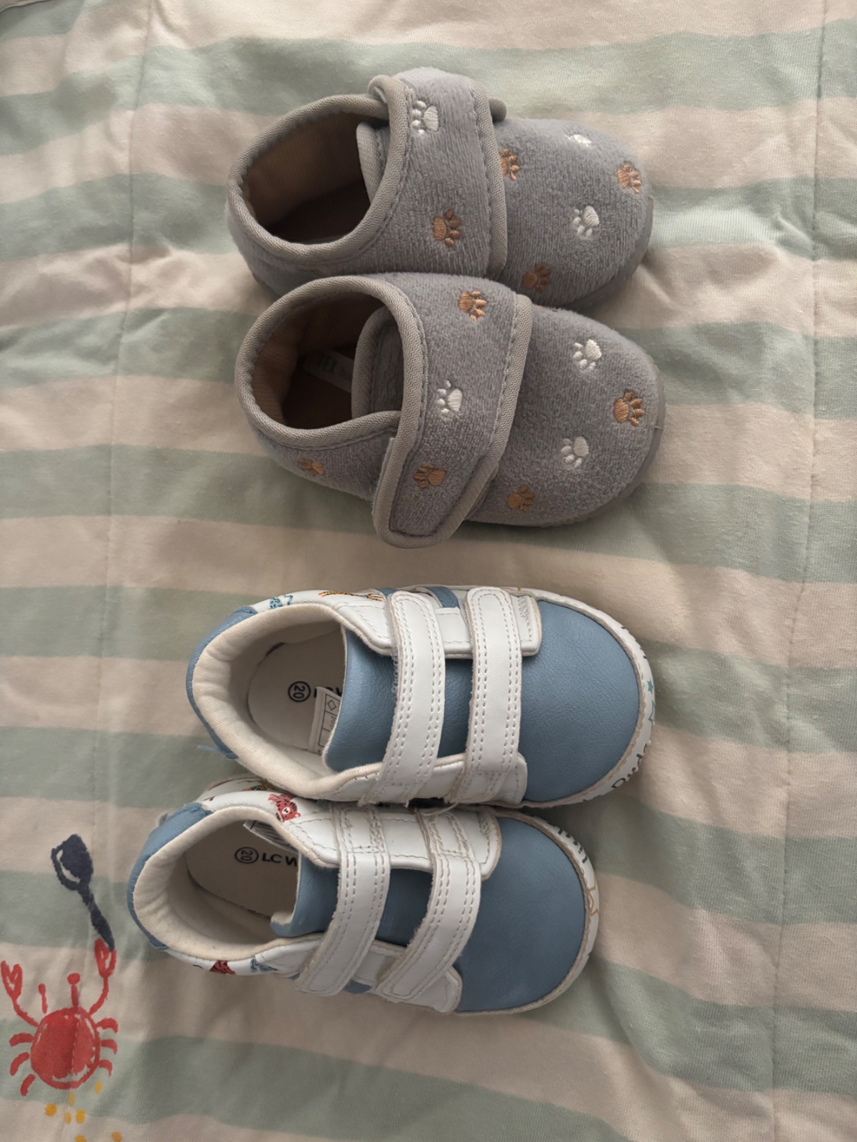 Un lot de deux chaussure bebe garçon 