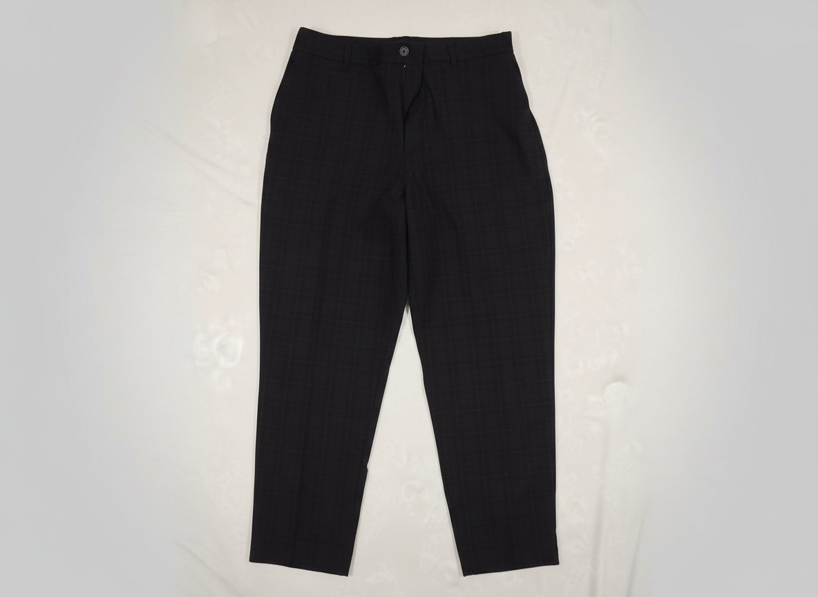 Pantalon  classique gris avec motif.