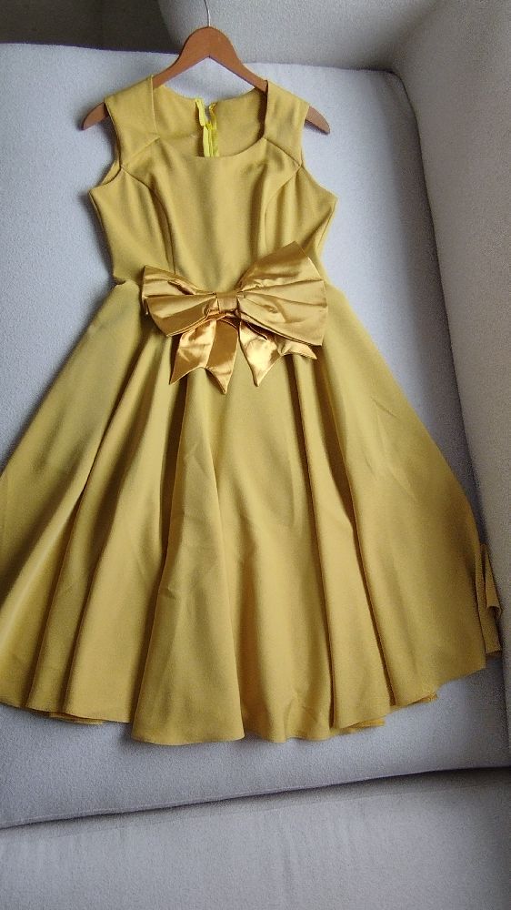 Robe jaune moutarde avec papillon satiné 
