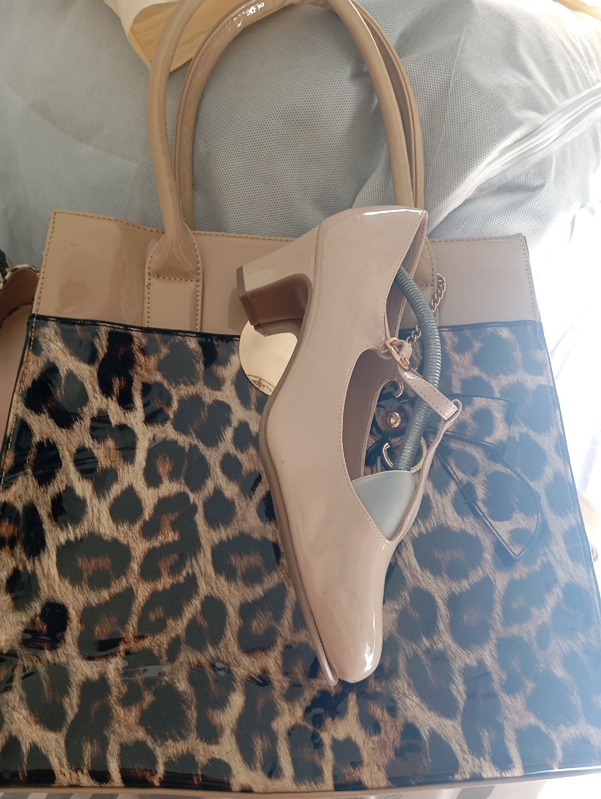 Lot de sac à main beige avec paire de chaussures 