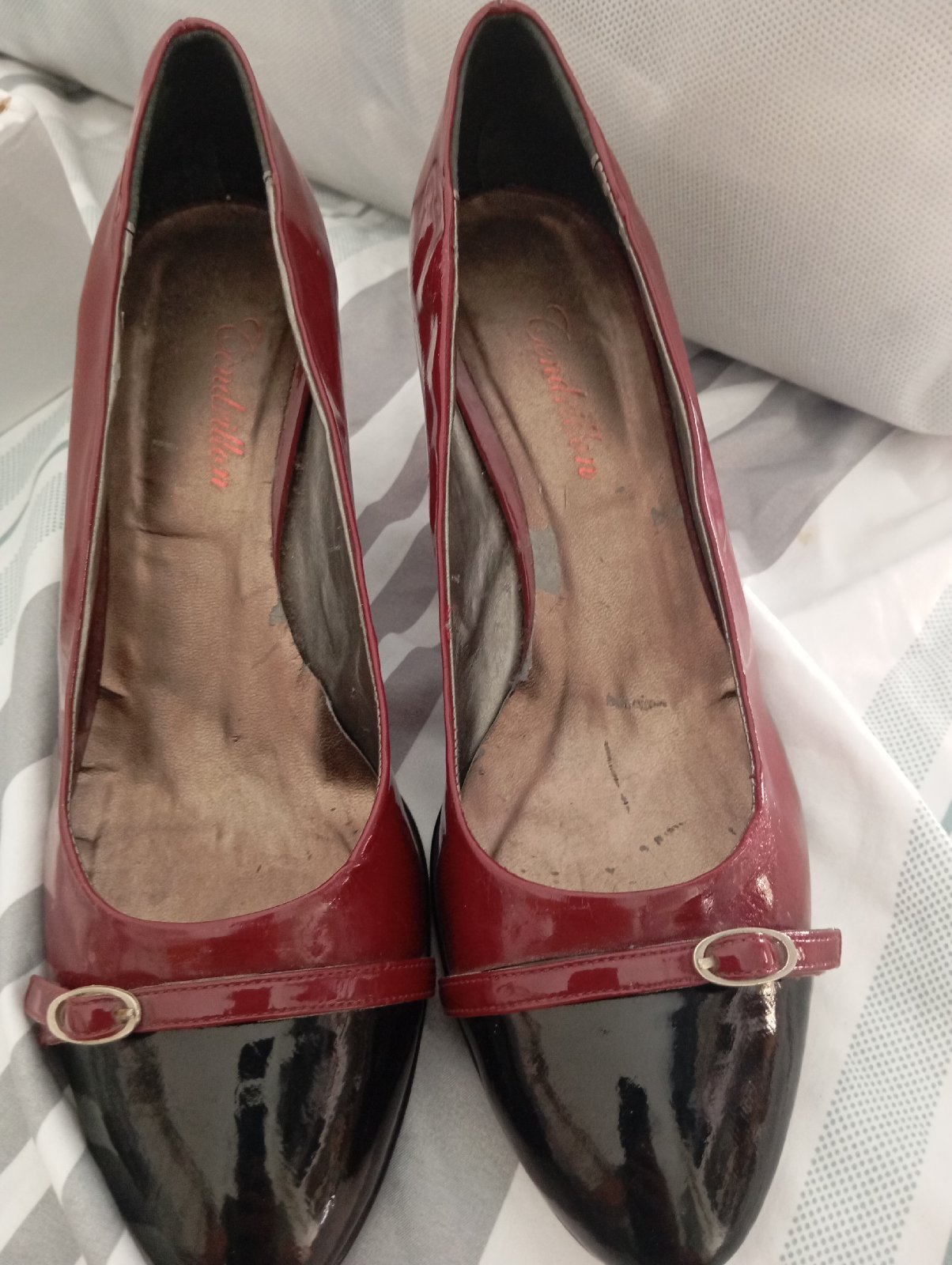 Je vends cette paire de chaussures cendrillon burguendi p40 