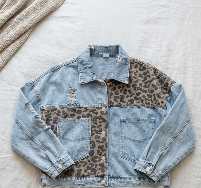 Veste en jean bicolore / imprimé animalier  