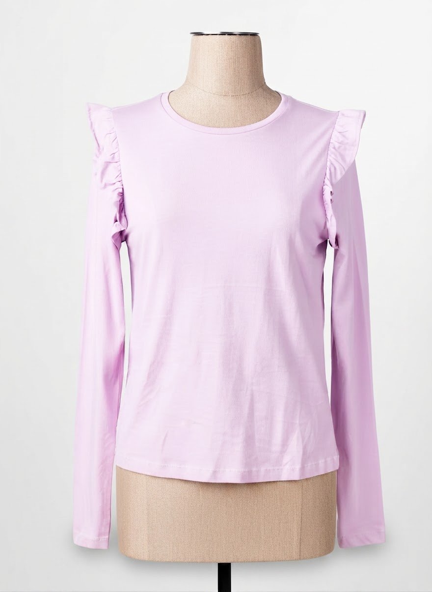 Le romantisme réinventé : L’incontournable T-shirt lilas à volants. (Les photos représentent des looks d'inspiration) 