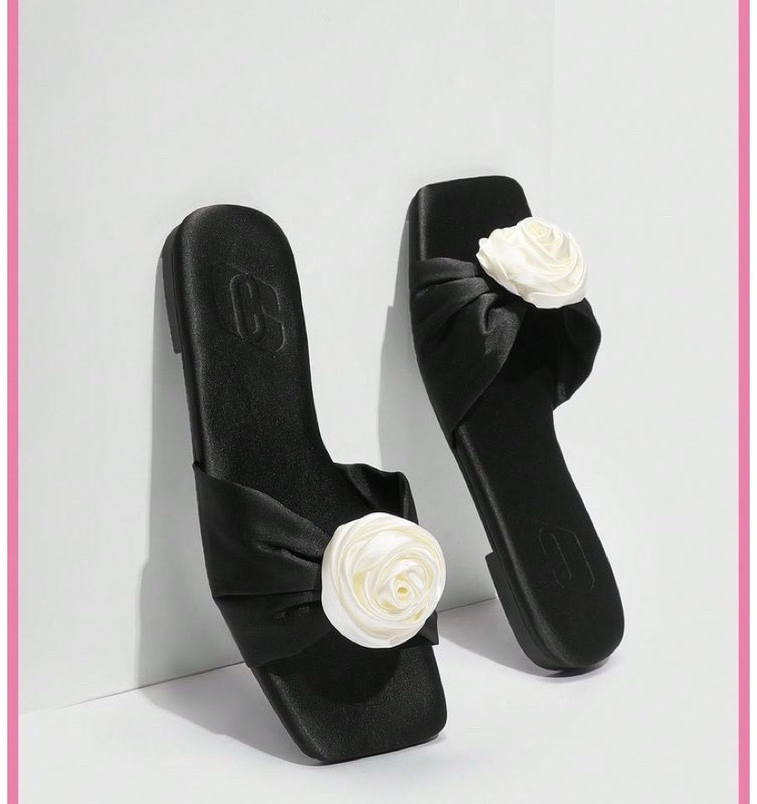 Fashionable black flat slippers
