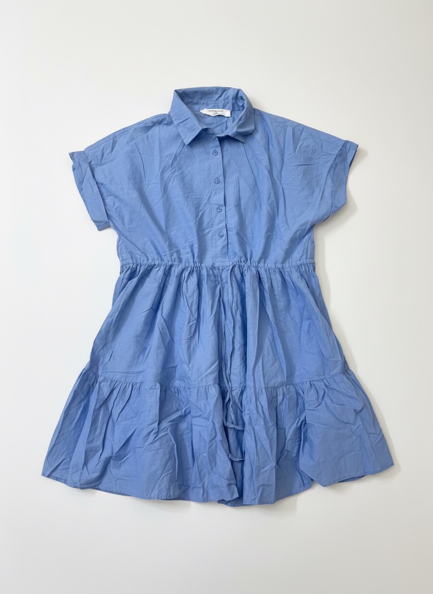 Une robe chemise bleu