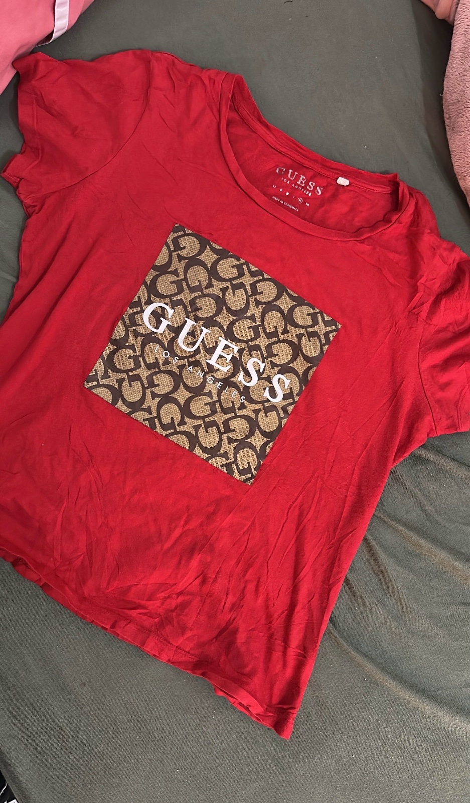 Pull guess rouge